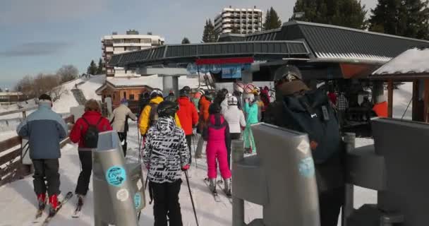 Memasuki lift ski melalui gerbang ski pass — Stok Video