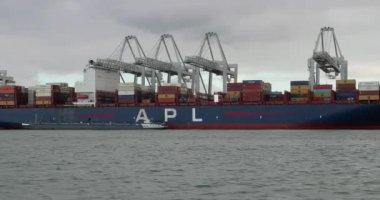 Rotterdam Limanı 'ndaki konteyner gemisi.