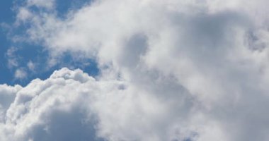 Mavi gökyüzünde hareket eden bulutlar, zaman kavramı