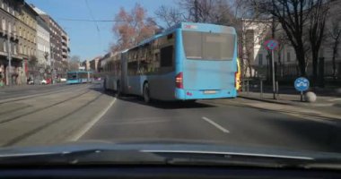 Şehirde araba kullanmak, iç mekan manzarası.