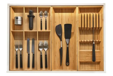 Minimalist mutfak aletleri bir çekmeceye konur.
