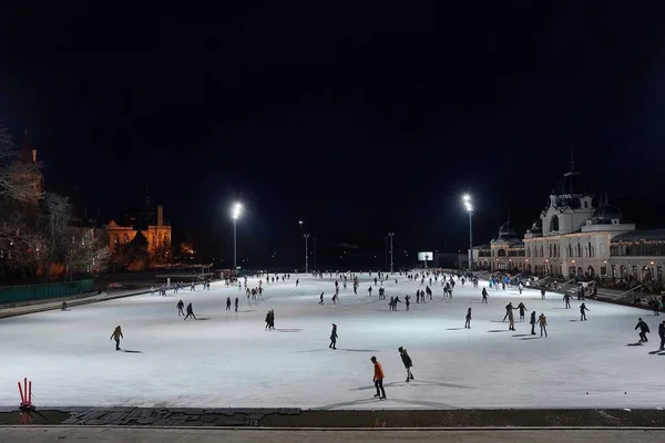 Ludzie jeżdżący na lodowisku w Budapeszcie — Zdjęcie stockowe