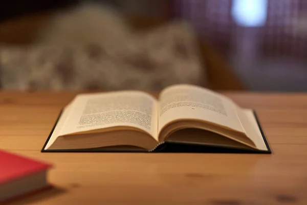 Réserver dans une table dans une chambre — Photo