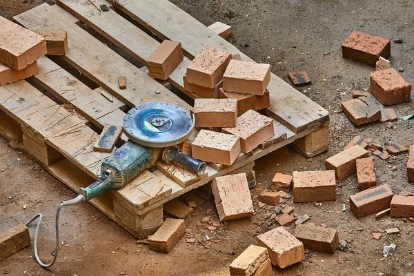 Brick House Construction, Cutting bricks — Stock Photo, Image