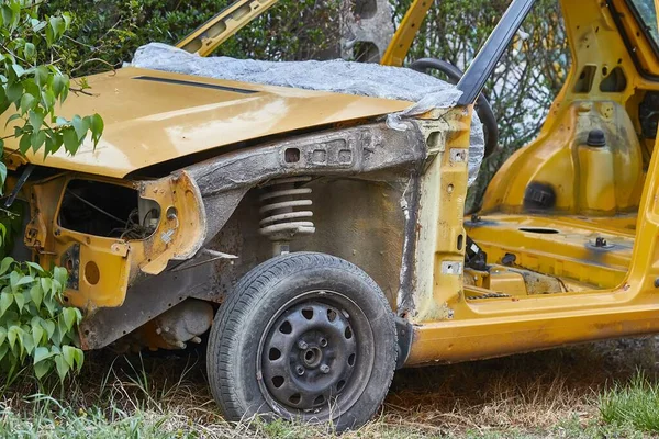 Auto relitto con parti mancanti — Foto Stock