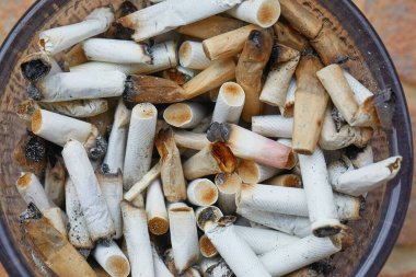 Kül tablasında sigara var.