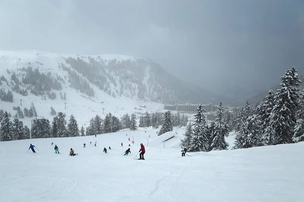 Piste da sci che nevicano — Foto Stock