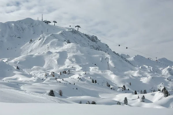 Montanha pistas de esqui, neve paisagem alpina — Fotografia de Stock