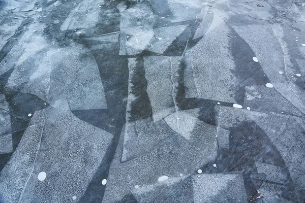 Gelo de inverno na água — Fotografia de Stock