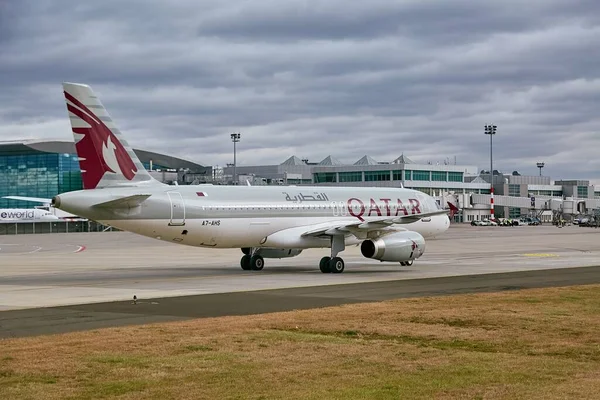 Vliegtuig taxiën op de luchthaven — Stockfoto