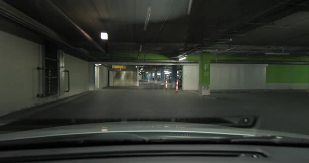 Οδηγώντας σε ένα υπόγειο πάρκινγκ — Αρχείο Βίντεο