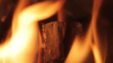 Şöminenin alevleri