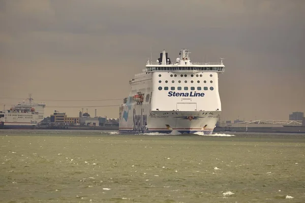 Trajekt opouštějící přístav Rotterdam — Stock fotografie