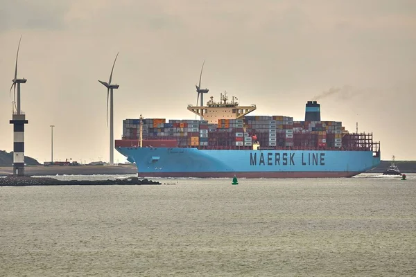 Enorme navio de contêiner — Fotografia de Stock