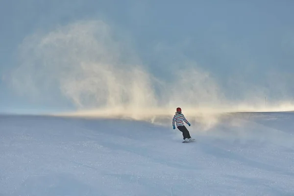 Dişi snowboardcu yamaçta hızla ilerliyor. — Stok fotoğraf