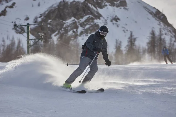 Sciare sulle piste innevate invernali — Foto Stock