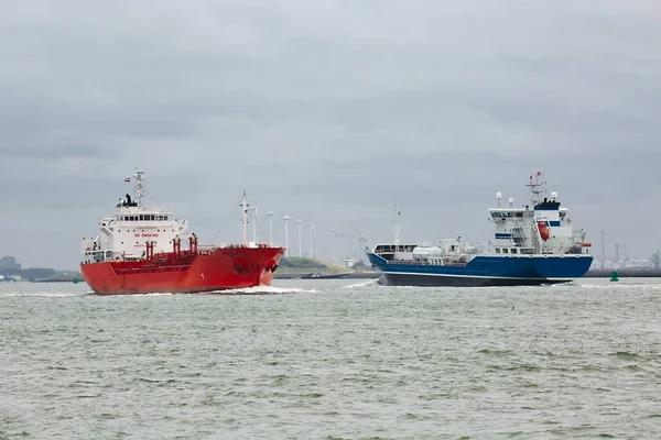 Industrifartyg som seglar nära Rotterdam — Stockfoto