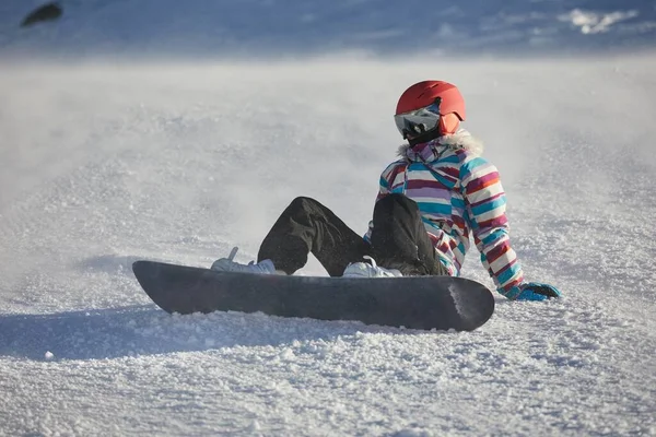 Snowboardista sedí v bryndě — Stock fotografie