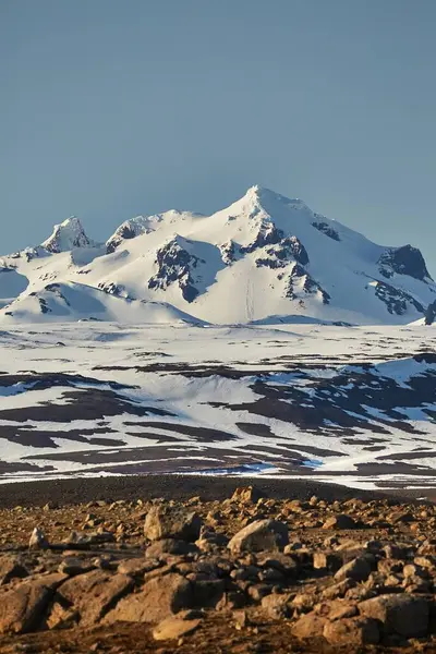 Islandia paisaje con nieve en las montañas — Foto de Stock