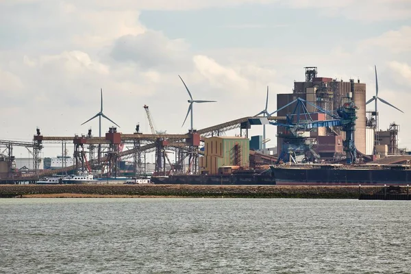 Industriële haven met roestige structuren — Stockfoto