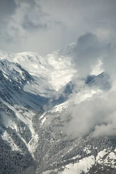 Berg molnigt landskap — Stockfoto