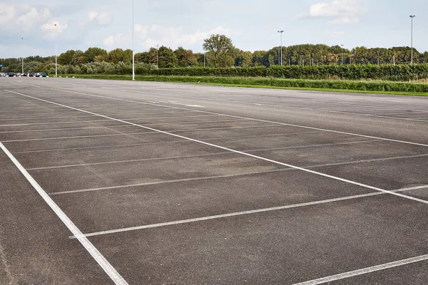 Parque de estacionamento com pontos vazios — Fotografia de Stock