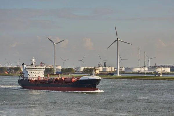 Industrieel schip dat Rotterdam verlaat — Stockfoto