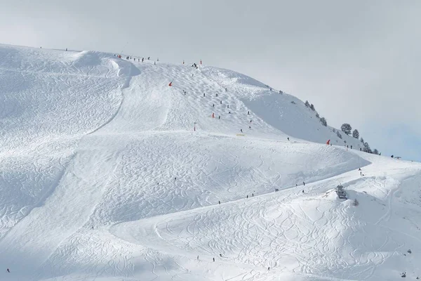 Piste da sci, paesaggio alpino innevato — Foto Stock