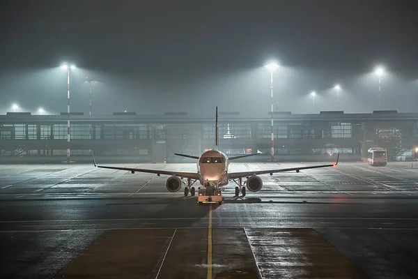 Avião em um aeroporto à noite — Fotografia de Stock