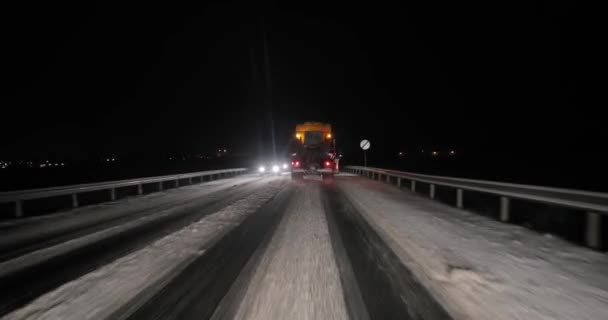 Winter verschneite Nachtfahrt — Stockvideo