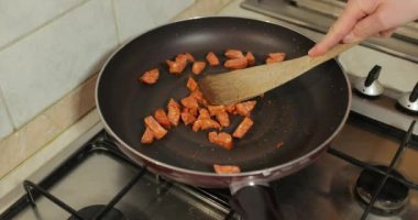 Sosisle yemek yapmak.