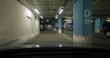 Otoparkın bodrumunda araba kullanırken.