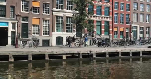 Amsterdam vista dai canali su una barca — Video Stock