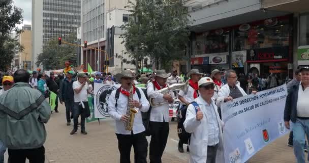 Політична демонстрація протесту на вулицях Боготи. — стокове відео