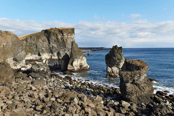 Islandzkie wybrzeże erozji do oceanu w Reykjanes — Zdjęcie stockowe