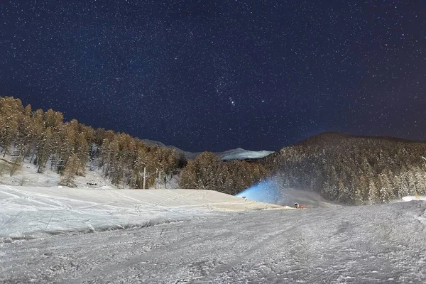 Piste de ski la nuit sous le ciel étoilé — Photo