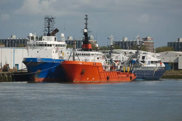 Industriële schepen in dok — Stockfoto