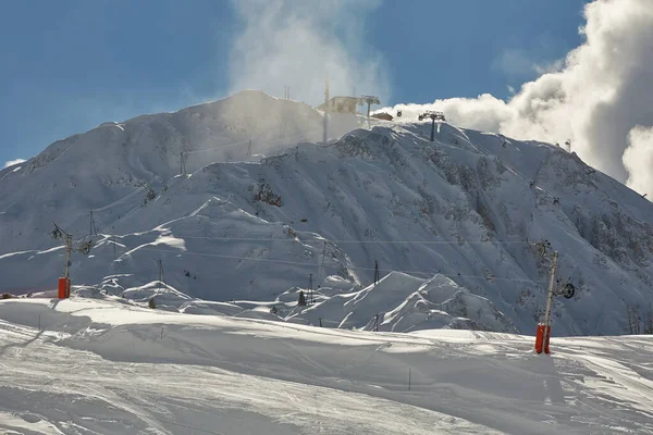 Горнолыжные трассы, снежный альпийский пейзаж — стоковое фото