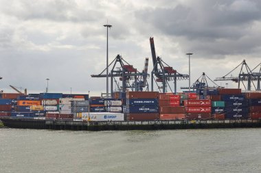 Yığılmış Rafineri Konteynırları