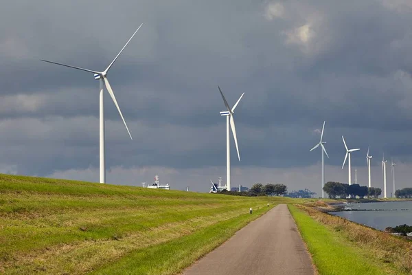 Windmolens langs de waterkant — Stockfoto