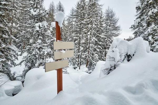 Winter Snowy Mountain Hiking Signs — Stock Photo, Image