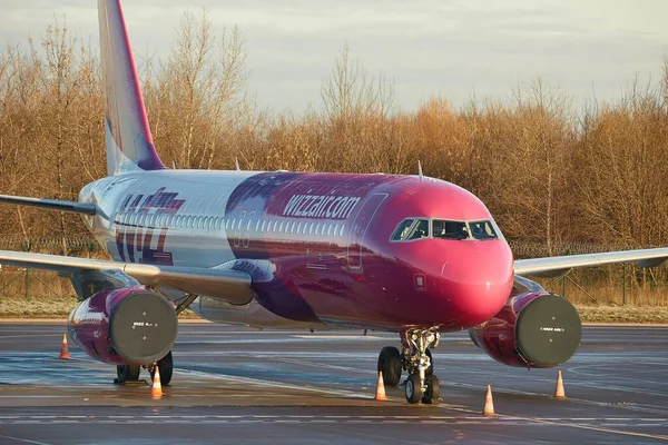 Авиалайнер Wizzair припарковался с крышками двигателей — стоковое фото