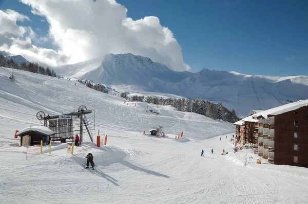Лыжные трассы в Альпах — стоковое фото