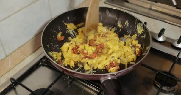 Preparación de huevos revueltos — Vídeos de Stock