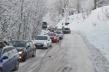 Alplerde kar sonrası trafik sıkışıklığı