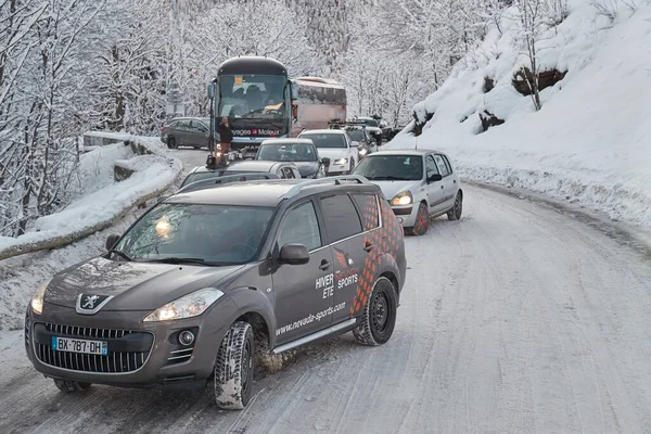 Затори на дорогах після снігопаду в Альпах. — стокове фото