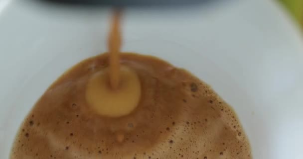 Haciendo una taza de café — Vídeo de stock