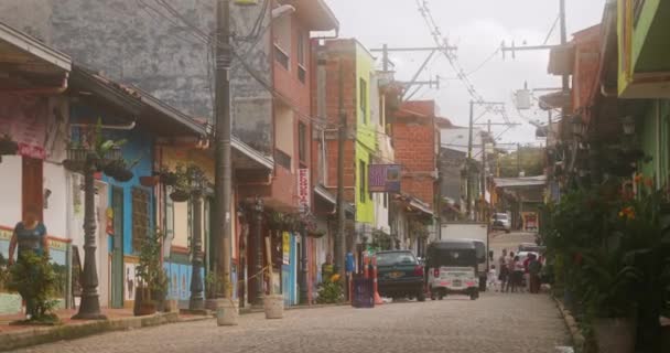 Guatape Colombia upptagen gatuvy — Stockvideo