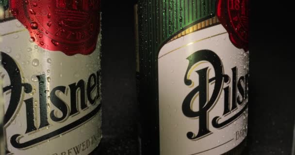 Latas de cerveza Pilsner Urquell con lente de sonda — Vídeo de stock