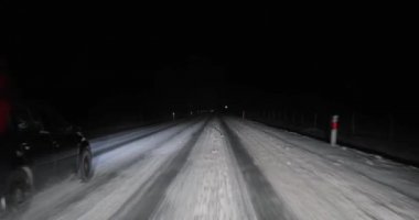 Kış karlı gece yolculuğu